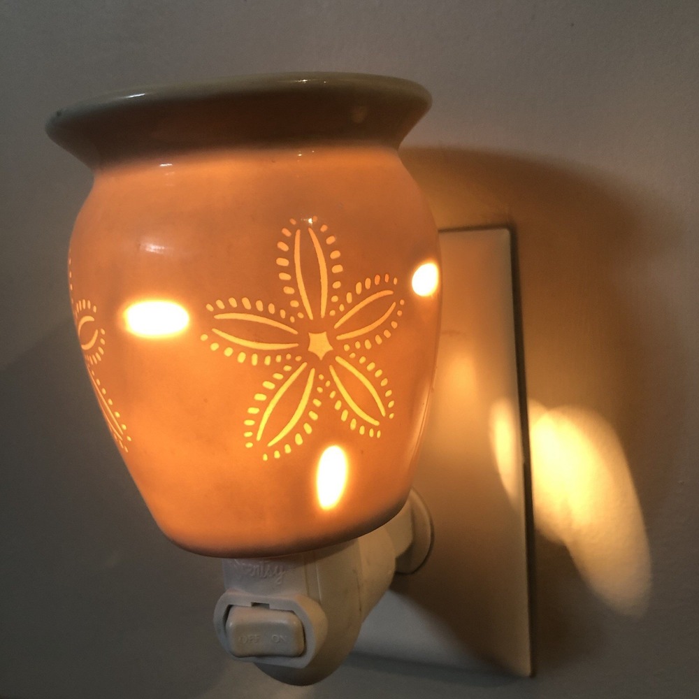 Scentsy Plug-In Wax Warmer Sand Dollar Nightlight Beach Bars / Melts And 2 Bulbs